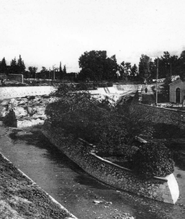 Τελικά η κοίτη καλύφθηκε από οδικούς άξονες μέχρι και τη γέφυρα της οδού Χαροκόπου στην Καλλιθέα, με μοναδική εξαίρεση ένα μικρό τμήμα κοντά στην εκκλησία της Αγίας Φωτεινής, μεταξύ του Σταδίου και
