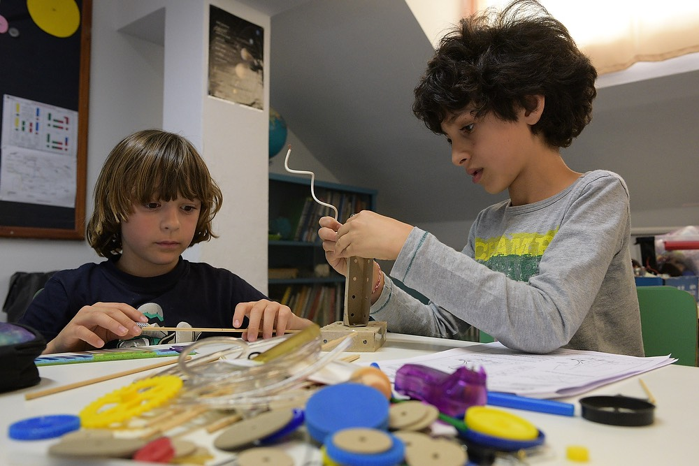 STEM* activities for kids Το απογευματινό πρόγραμμα δραστηριοτήτων STEM Activities for kids για τους μαθητές και τις μαθήτριες της γ και δ Δημοτικού περιλαμβάνει τη δημιουργική επίλυση αυθεντικών