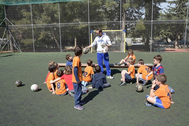 ΔΗΜΟΤΙΚΟΥ: Παρασκευή, 15:00-16:30 Τα μαθήματα γίνονται στο γήπεδο 5x5 που