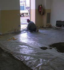 - Polyetylénová fólia alebo PVC fólie sú dostatočne hrubé na to, aby zabránili prestupu prípadnej vzlínajúcej vlhkosti z podkladu. 4 3 2 1 Obr. 4.3 - Realizácia poteru na vrstvu polyetylénovej fólie Obr.