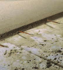 TOPCEM a MAPECEM v hrúbke 4 až 8 cm vyžaduje použitie Obr. 6.1 - Realizácia vodiacich plátkov triedeného kameniva frakcie od 0 do 8 mm).