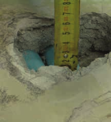 Samotnej aplikácii predchádza nanesenie základného náteru PRIMER MF (Obr. 7.7 a 7.8). - KRVÁCANIE A PRAŠNÝ POVRCH Hlavné príčiny: vznik krvácania je spôsobený čiastočnou segregáciou poterovej zmesi.