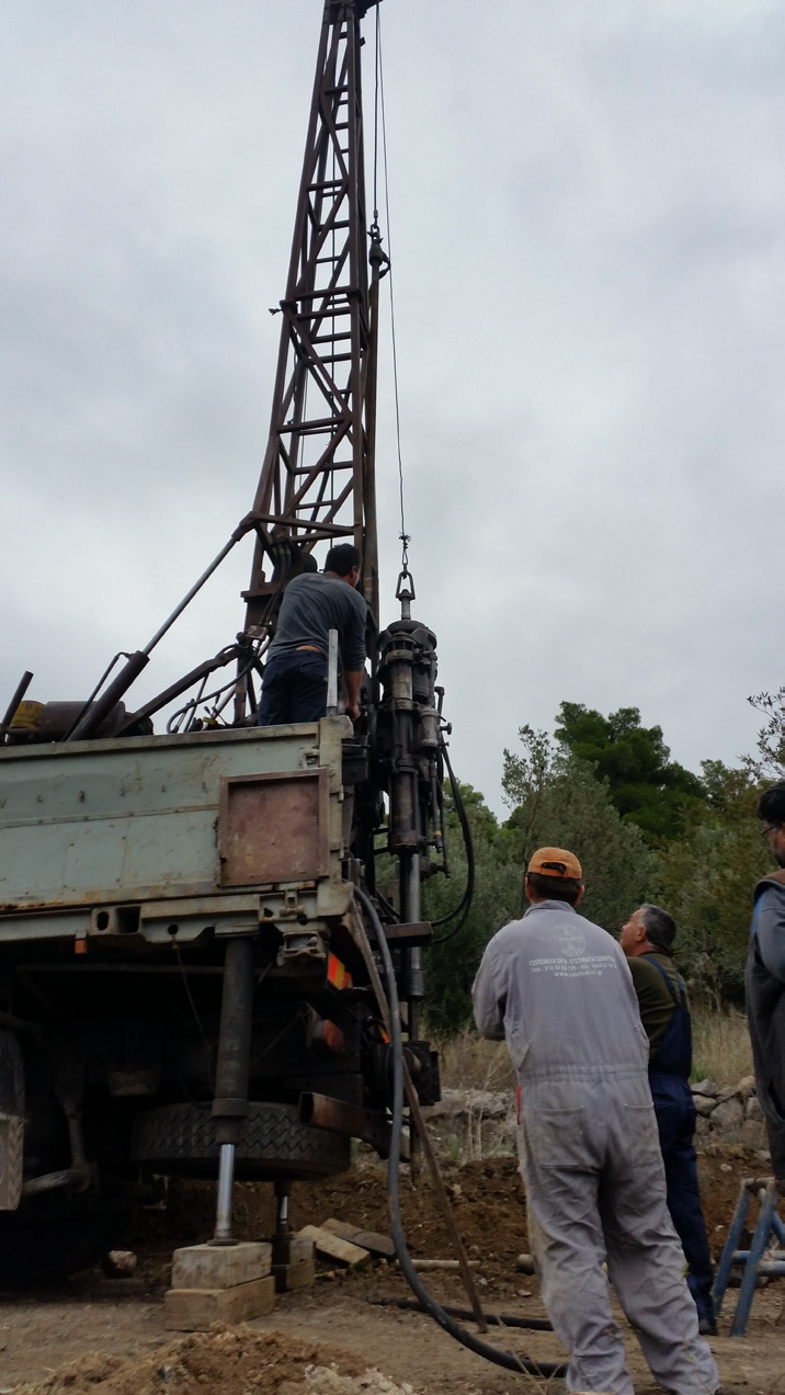 Υδραυλική διάτρηση (wash boring), κατά την οποία η προχώρηση γίνεται με ειδική διάταξη κοπτικών που διεισδύουν στο έδαφος και το κερματίζουν, ενώ με εισπίεση νερού απομακρύνονται τα θρύμματα και τα