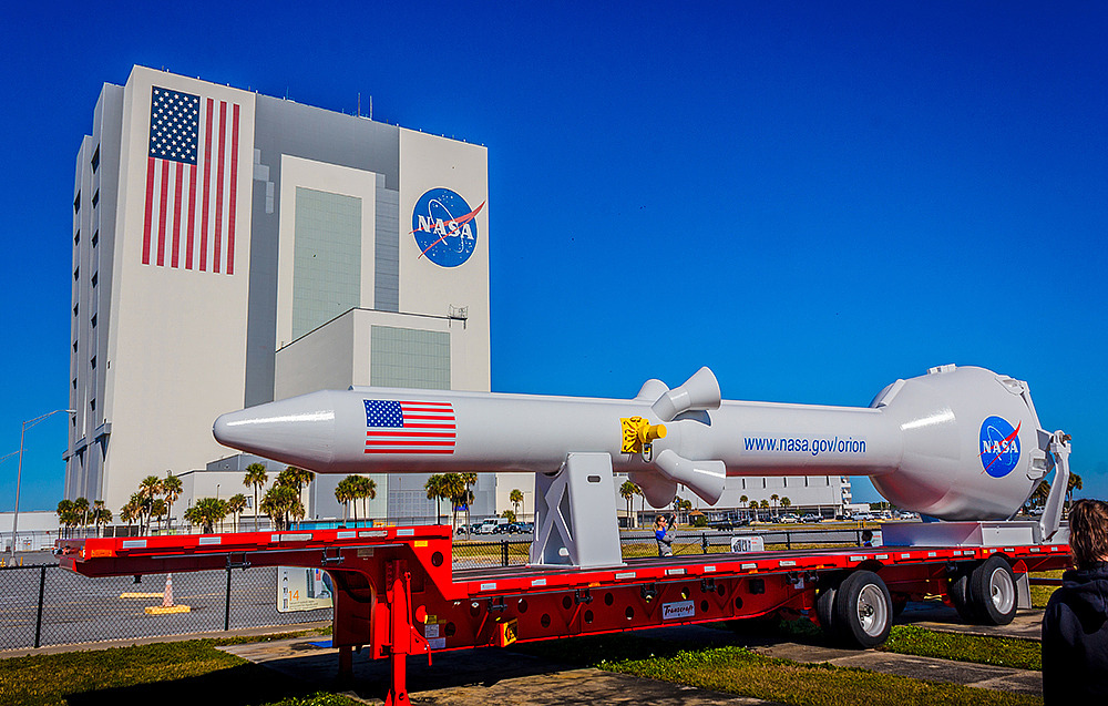 KENNEDY SPACE CENTER Θα θέλατε να δείτε τις εγκαταστάσεις της NASA, περιπέτεια μέσα στο χώρο σε 3D ταινίες ή να γευματίσει με έναν αστροναύτη; Η αντίστροφη μέτρηση έχει αρχίσει.