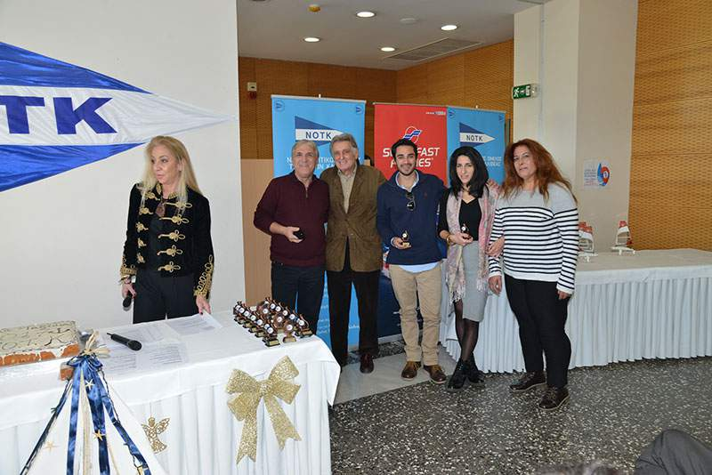 Ο εκπρόσωπος της ΕΑΘ/ΕΙΟ Ηλίας Γεωργιάδης βραβεύει το σκάφος ΝΕΦΕΛΗ με κυβερνήτη τον Κώστα Αντωνόπουλο και πλήρωμα τους