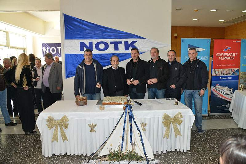 ORC i 3) Ο Πρόεδρος του ΝΟΝΚΕ Γιάννης Λογοθέτης βραβεύει το σκάφος ANAX με κυβερνήτη τον Νίκο Αναγνώστου και πλήρωμα
