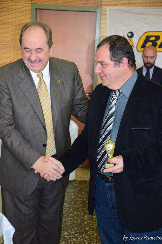και συμμετοχή στο Παγκόσμιο Πρωτάθλημα Αλιείας στην Ιρλανδία ως μέλος της Εθνικής Ελλάδος) παραλαμβάνει