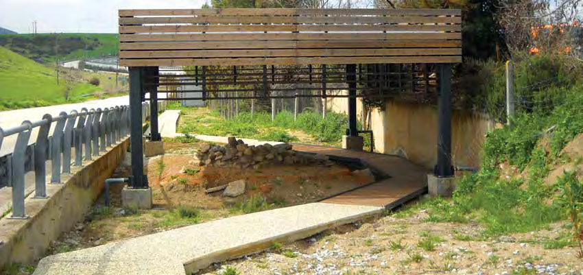 Η ανάδειξη των μνημείων The promotion of the monuments Για την ανάδειξη των πέντε θολωτών τάφων σε επισκέψιμα μνημεία του αρχαιολογικού χώρου κατασκευάστηκαν πέντε μόνιμα μεταλλικά στέγαστρα