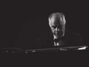 Pierre Réach Διεθνούς φήμης σολίστ, παιδαγωγός και διοργανωτής καλλιτεχνικών εκδηλώσεων και φεστιβάλ είναι τα τρία χαρακτηριστικά γνωρίσματα της καριέρας του Pierre Réach.
