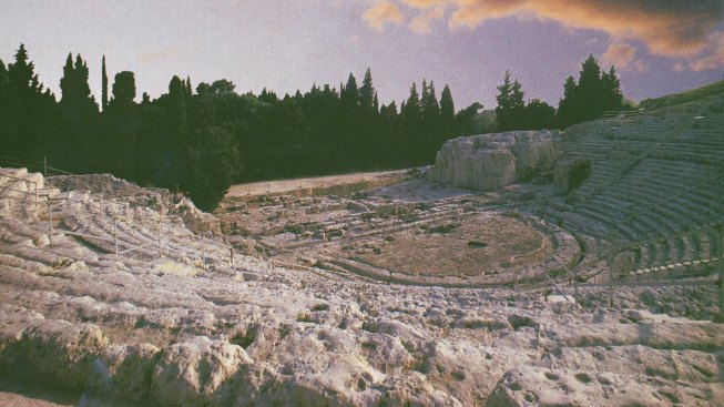 Ενότητα 16 Το Θέατρο των Συρακουσών (φωτ. Πλάτων Μάξιμος) Το θλιβερό τέλος ενός τυράννου Α. Κείμενο Ο Κλαύδιος Αιλιανός (περ. 170-235 μ.χ.