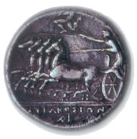 Διονύσιος ὁ δεύτερος τὴν ἀρχὴν εἶχεν εὖ μάλα περιπεφραγμένην. Ναῦς μὲν ἐκέκτητο οὐκ ἐλάττους τῶν τετρακοσίων, πεζῶν δὲ δύναμιν ἐς δέκα μυριάδας, ἱππεῖς δὲ ἐννεακισχιλίους.
