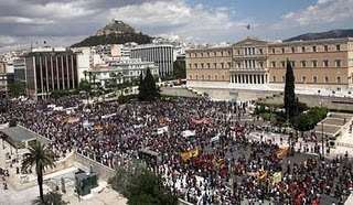 Τρίτη σκηνή, στίχοι 16 27: Η πικρή ειρωνεία του ποιήματος είναι έκδηλη πλέον.