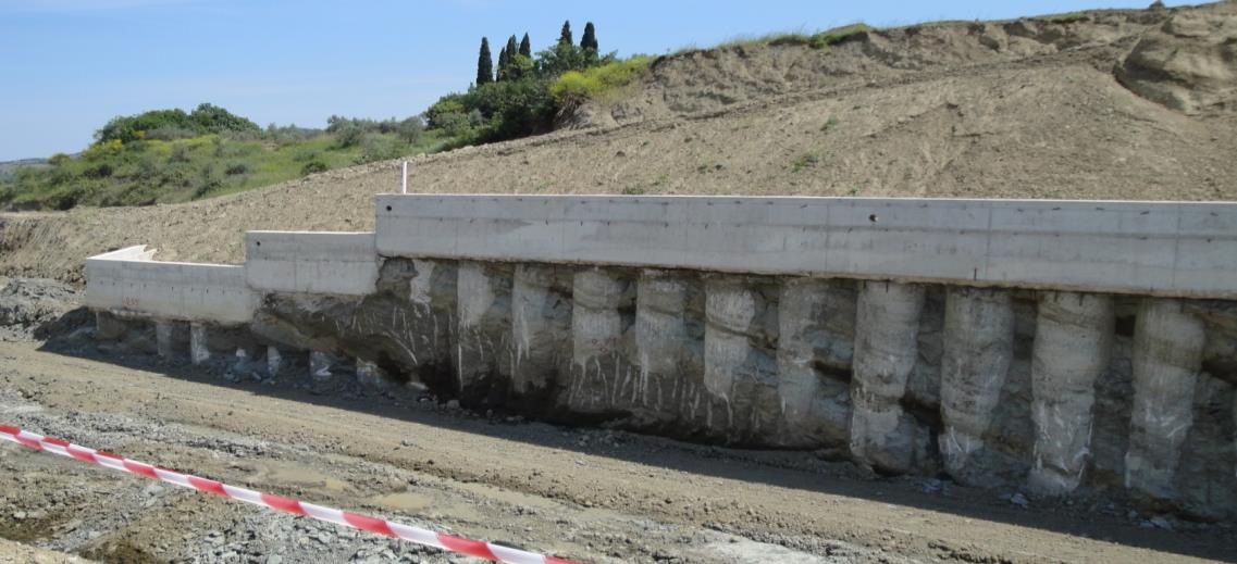 ΕΙΣΑΓΩΓΗ Η ποικιλία των πιθανών συνδυασμών γραμμικών στοιχείων προς δημιουργία επίπεδων πλαισίων είναι πολύ