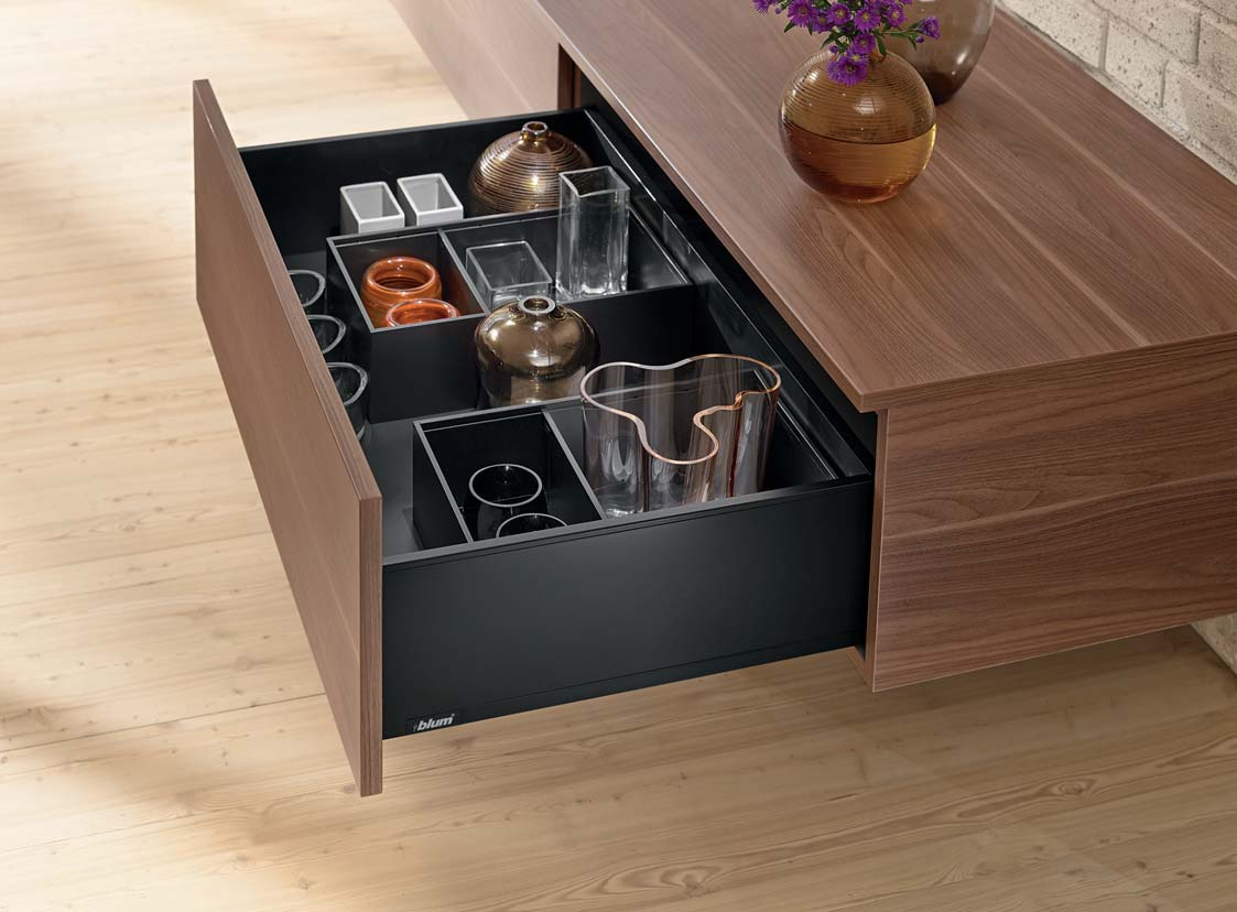 LEGRABOX pure Ravne in polne stranice s prepričljivo linijo Za videz linije LEGRABOX pure so značilne matirane kovinske površine in zaprte stranske stranice.
