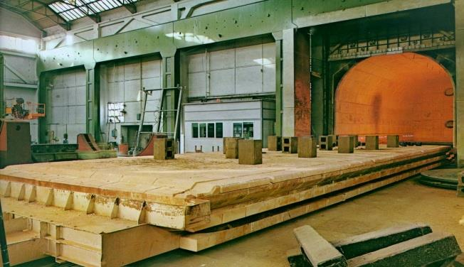 Φοφρνοσ διαςτάςεων 6x6x15m (δεξιά) και λουτρό ψφξθσ με διάμετρο 5m.