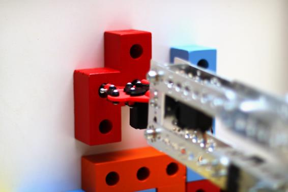 Προηγμένη Κατηγορία (Advanced Robotics) Στόχος της δοκιμασίας είναι το ρομπότ να σκοράρει όσο πιο πολλούς πόντους μπορεί σε μια έκδοση ρομποτικού Tetris με το όνομα Tetrastack.