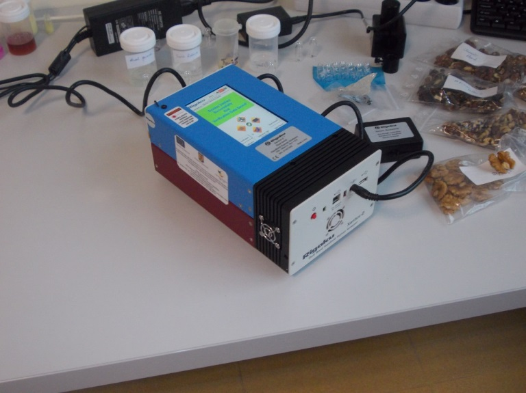 Caracterizarea fizică şi structurală a materiei SPECTROMETRU RAMAN PORTABIL CU DOUĂ LUNGIMI DE UNDĂ ÎN IR XANTUS-2 Rigaku (Anexă poziţia nr.