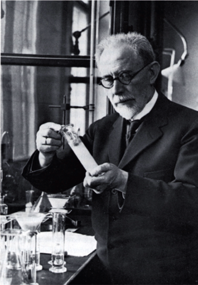 S.P.L. Sörensen (1868-1939). Δανός χημικός. Διετέλεσε διευθυντής στα εργαστήρια της ζυθοποιίας Carlsberg. Το 1909 εισήγαγε την κλίμακα ph (πε-χα) για το χαρακτηρισμό της οξύτητας ενός διαλύματος.