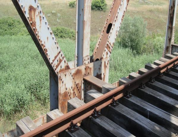 Στη συγκεκριμένη γέφυρα, τα χαλύβδινα μέρη της έχουν κατασκευαστεί με μεταφερόμενα προκατασκευασμένα στοιχεία, τα οποία τοποθετήθηκαν και συνδέθηκαν μεταξύ τους επί τόπου με ηλώσεις. Εικόνα 1.