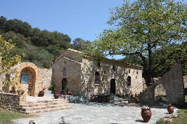 Ιστορικό διατηρητέο µνηµείο Κοντά στο χωριό Λυγιά και µέσα σε ένα βαθύ καταπράσινο φαράγγι βρίσκεται το Μοναστήρι της Παναγίας της Ελεούσης.