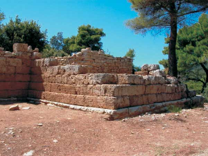 Πελοποννήσου µε θέα στο Ιόνιο Πέλαγος, απέναντι από τη Ζάκυνθο, στην ίδια ευρύτερη περιοχή µε το λιµάνι και το κάστρο της Γλαρέντζας (σε απόσταση 5-6 χλµ.