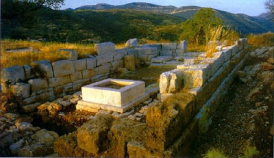 Απόλλωνος. Την πόλη περιέβαλε ισχυρό τείχος µήκους περίπου 4 χλµ., µε πύργους ορθογώνιους και κυκλικούς, το οποίο σώζεται ακόµη και σήµερα σε πολύ καλή κατάσταση και σε αρκετό ύψος.