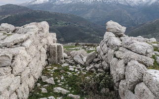 πηγάζει στο όρος «Λύκαιο» και κατά την παράδοση αποτελεί τον τόπο γέννησης του ία, του οποίου τροφός υπήρξε η νύµφη Θεισόα, από την οποία πήρε το όνοµά του ο σύγχρονος οικισµός.
