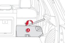 Zadné sedadlá Lavica s pevne zapusteným jednoblokovým sedadlom a sklápateľným operadlom na ľavej (2/3) alebo