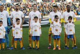 τους στον αγωνιστικό χώρο φανελάκι με τα λογότυπα των ομάδων, το λογότυπο