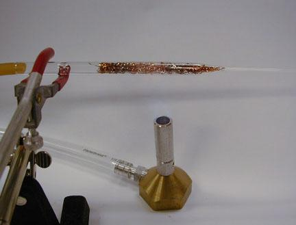 Πειραματική διαδικασία Μέρος 2 ο επανάκτηση του Cu Αναγωγή του CuO και 1) Συνδέστε το άκρο της σύριγγας, που είναι γεμάτη με υδρογόνο, με το λαστιχένιο σωλήνα, το ένα άκρο του οποίου ενσωματώθηκε στη