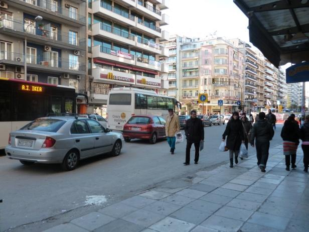 οι οποίοι αναγκάζονται να περπατήσουν επάνω στο οδόστρωμα. Οδός Εγνατία (ύψος Αγ. Σοφίας) (04.12.