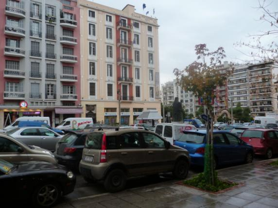 Όμως πολλοί οδηγοί εκμεταλλευόμενοι το πλάτος του, σταθμεύουν παράνομα επάνω σε αυτό. Οδός Π.