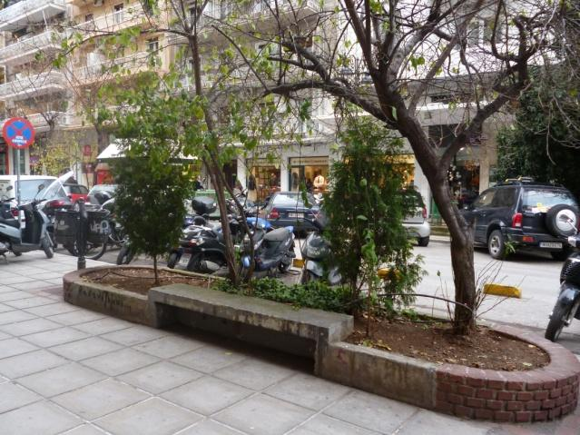 σταθμευμένα μπροστά σε αστική επίπλωση (παγκάκια), απωθώντας τους πεζούς να παραμείνουν στον