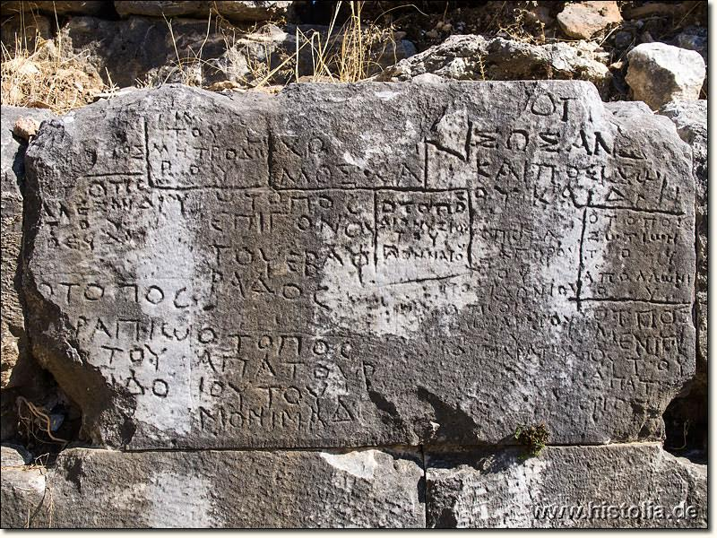 3. «Γκράφιτι» με ονόματα εφήβων από το εφηβείο της