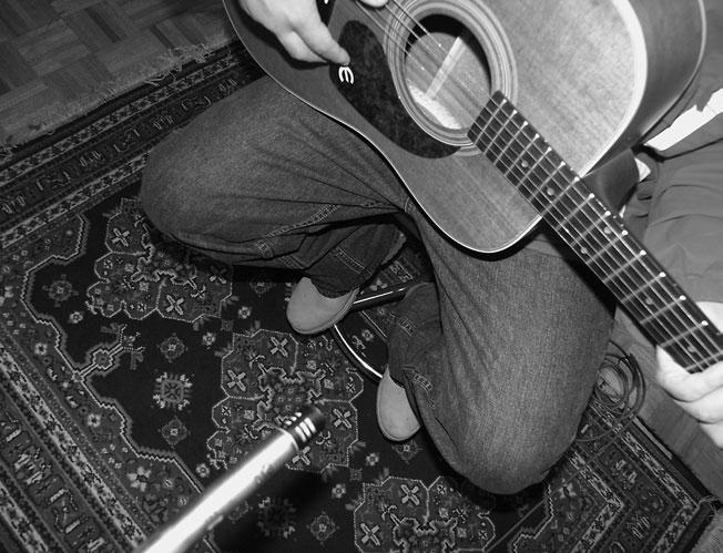 Τοποθετήστε ένα μίνι omni μικρόφωνο στο σώμα της κιθάρας, ανάμεσα στην γέφυρα και το ηχείο της κιθάρας, 5 cm από την μπάσα Mi χορδή.