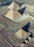 Η Αίγυπτος Οι Φαραώ με τις πυραμίδες πίστευαν ότι θα συνέχιζαν και μετά το θάνατο την εξουσία τους στους ανθρώπους. Στην εικόνα, πρώτη στο βάθος, η πυραμίδα του Χέοπα, η μεγαλύτερη της Αιγύπτου.