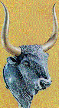 Ρυτό σε μορφή κεφαλής ταύρου. Τέτοιου τύπου αγγεία χρησιμοποιούνταν σε θρησκευτικές τελετές. (Μουσείο Ηρακλείου) Άλλα έργα τέχνης.