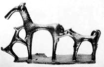 Γεωμετρική αντρική μορφή που κρατούσε δόρυ στο δεξί και χαλινάρια αλόγου στο αριστερό χέρι. Από την Ολυμπία. Επίθεση σκυλιών σε ελάφι.