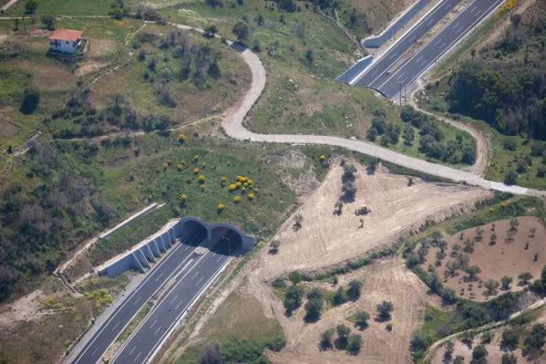 Τεχνικό Κάτω Διάβασης Γ.Ε. 33-ΤΕ17, Γέφυρα Ποταμού Ευρώτα Γ.Ε. 33-ΤΕ20, Τεχνικό Άνω Διάβασης Γ.Ε. 33-ΤΕ21, Γέφυρα Ποταμού Ευρώτα Γ.Ε. 33-ΤΕ22 Γέφυρα Ποταμού Ευρώτα Γ.Ε. 33-ΤΕ16 Επίσης, η πρόοδος κατασκευής των Cut&Covers εντός του 2015 είχε ως ακολούθως: Ημι-στέγαστρο στην Χ.