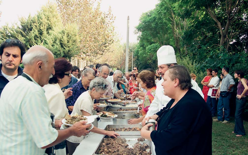 Η Εύη Βουτσινά μαγειρεύει στο «Μικρό Κυκλαδίτικο πανηγύρι» την Κυριακή 7 Οκτωβρίου 2001, στον κήπο του Γ. Π. Α.