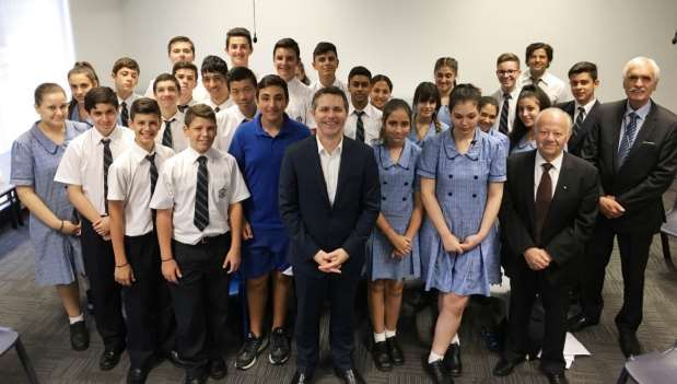 YEAR 10 COMMERCE MOCK PARLIAMENT On 10 March, the Hon Jason Clare MP, member for Bankstown, coordinated a mock parliament with the Year 10 Commerce class,