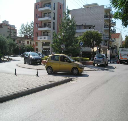 Σε απόσταση λίγων μέτρων πριν την οδό Κολοκοτρώνη, όπου στον αριθμό 21 23 βρίσκεται η Μονή Λαζαριστών, υπάρχει κυκλικός κόμβος, στη διασταύρωση των οδών Σολωμού Κολοκοτρώνη.