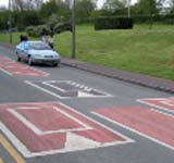 Για παράδειγμα υβώσεις (speed humps), πλατώ (speed tables) ή μαξιλάρια (cushions) επί του οδοστρώματος κατασκευάζονται είτε από ασφαλτικό υλικό είτε από καουτσούκ.