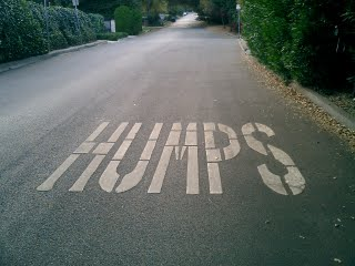 5.1.1 ΥΒΩΣΕΙΣ ΚΥΚΛΙΚΗΣ ΔΙΑΤΟΜΗΣ (Round Top Humps) Σύντομη περιγραφή : ύβωση κυκλικής διατομής που μειώνει την ταχύτητα των διερχομένων οχημάτων.