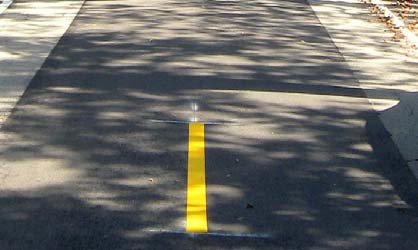 Όταν η μονοδρόμηση συνοδευτεί και με την απαγόρευση της στάθμευσης στην οδό (συχνά επιτυγχάνεται με τη διαπλάτυνση των πεζοδρομίων), τα αποτελέσματα στην κυκλοφοριακή ικανότητα αυτής