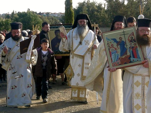 Στο κοιμητήριο έγινε η δεύτερη στάση στην οποία ψάληκε το απολυτίκιο των Αρχαγγέλων ακολούθησε μικρή συναπτή και ανάγνωση ευχής.