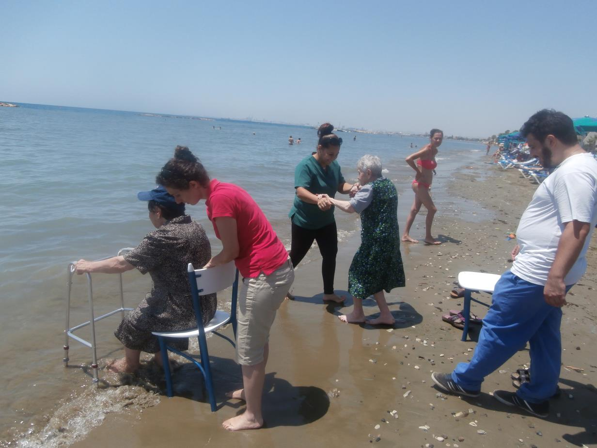 Με καλοκαιρινή και χαρούμενη διάθεση πήγαμε εκδρομή στην παραλία της Ορόκλινης.