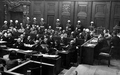 Η πρώτη μορφή της Ευρωπαϊκής Επιτροπής καθορίστηκε από τη συνθήκη για την ίδρυση της Ευρωπαϊκής Κοινότητας Άνθρακα και Χάλυβα, η
