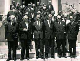 Το1957, καθιερώθηκαν δύο νέα σώματα, η Επιτροπή της Ευρωπαϊκής Οικονομικής Κοινότητας και η Επιτροπή της Ευρωπαϊκής Κοινότητας