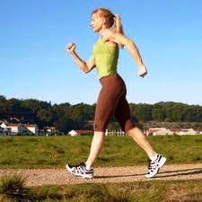 εν βελτιώνει τη λειτουργία του καρδιοαναπνευστικού συστήματος. Επιφέρει μικρές βελτιώσεις στη φυσική κατάσταση. Αθλητικό περπάτημα Περιγραφή Γίνεται με μεγαλύτερο διασκελισμό (πάνω από 50 εκ.